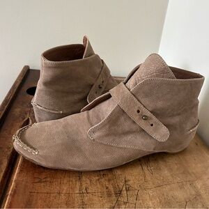 Donald J. Pliner suede ankle boots women's Euro sz 39 = us sz 8.5
